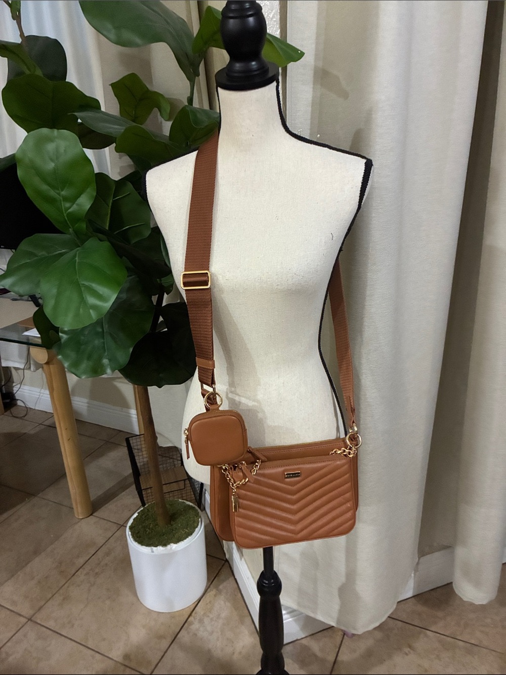 Stylish Quilted Crossbody Bag in Cognac Brown